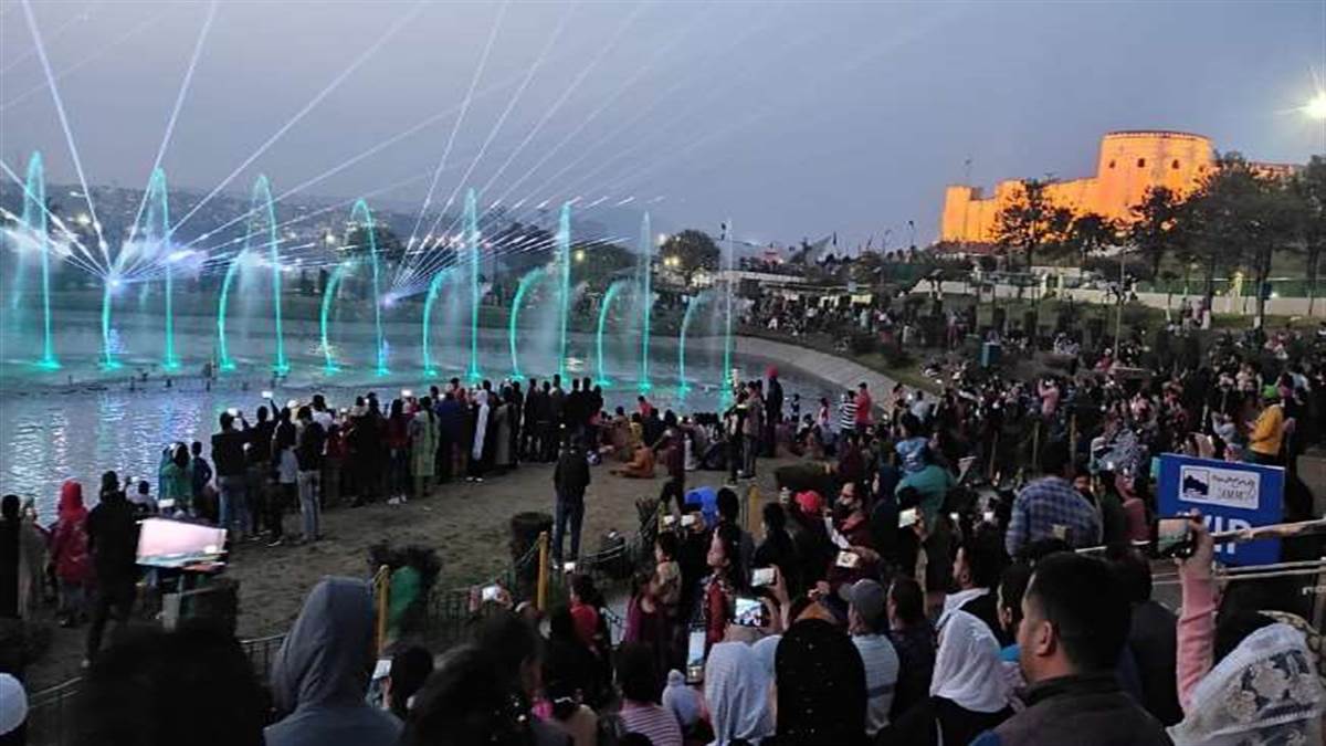 https://www.jagranimages.com/images/newimg/14062022/14_06_2022-bagh_e_bahu_park_light_show_jammu_22802705.jpg