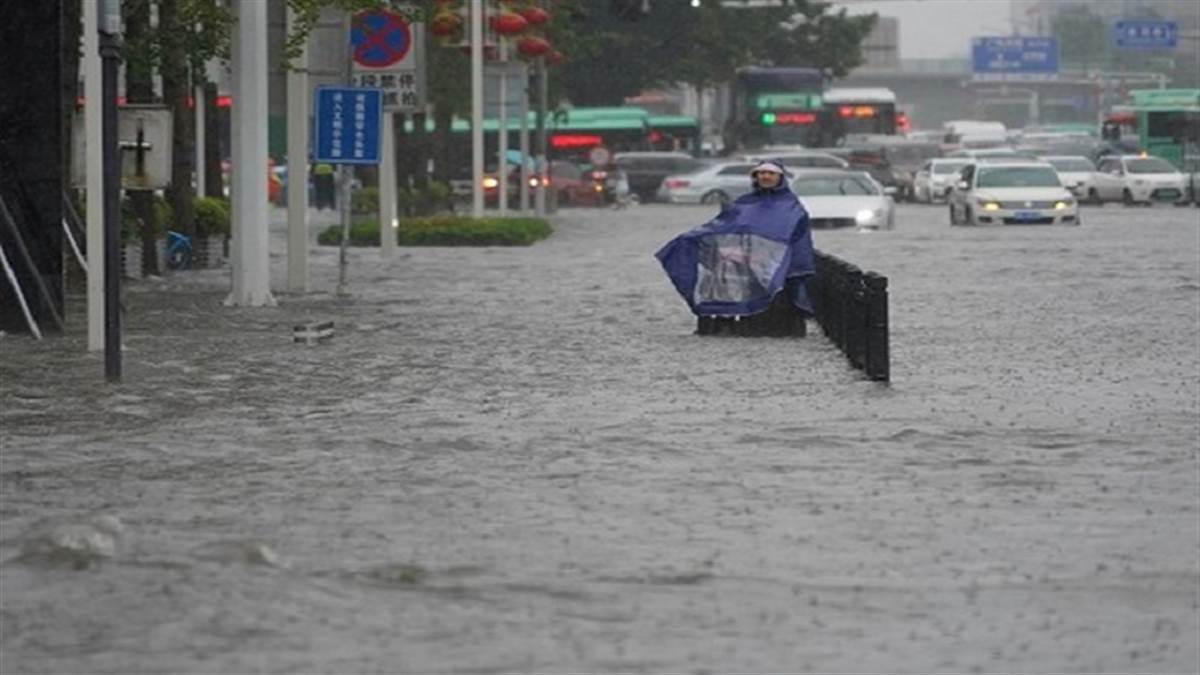China: मूसलाधार बारिश से चीन की सड़कों पर उतरा सैलाब, भारी बारिश ने बरपाया कहर, जियांग्शी में 80,000 से अधिक प्रभावित