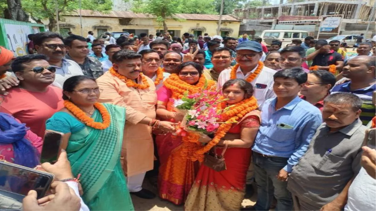 Gumla Zilla Parishad President, Vice President Chunav: जिप अध्यक्ष किरण माला बाड़ा और जिप उपाध्यक्ष संयुक्ता देवी कार्यकर्ताओं के साथ।