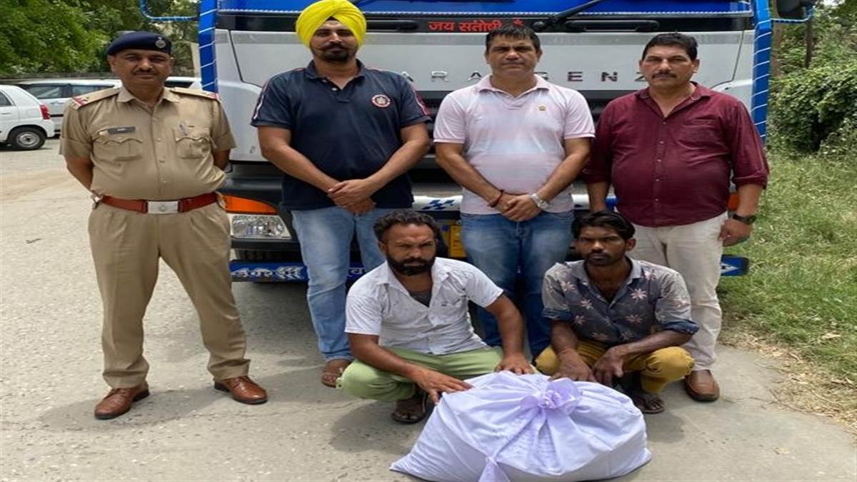 पुलिस द्वारा पकड़े गए आरोपित, बरामद किया गया चूरापोस्त व कब्जे में लिया ट्रक।
