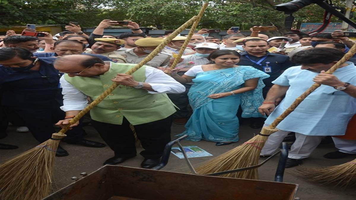 Delhi Politics: हाथ में झाडू लेकर सड़क पर उतरे दिल्ली के उपराज्यपाल विनय कुमार सक्सेना, जानिये- क्या है पूरा मामला