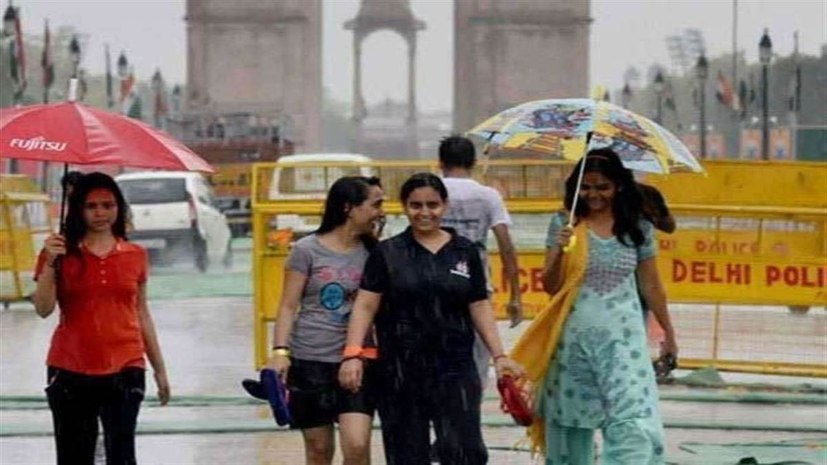 दिल्ली-एनसीआर में लगातार बारिश के चलते सप्ताहांत तक तापमान में सात से आठ डिग्री कम होने का अनुमान है।