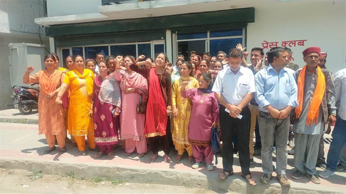 सचाणी तीन पंचायत के सैकड़ों ग्रामीण फर्जी पट्टे का विरोध जता रहे हैं।