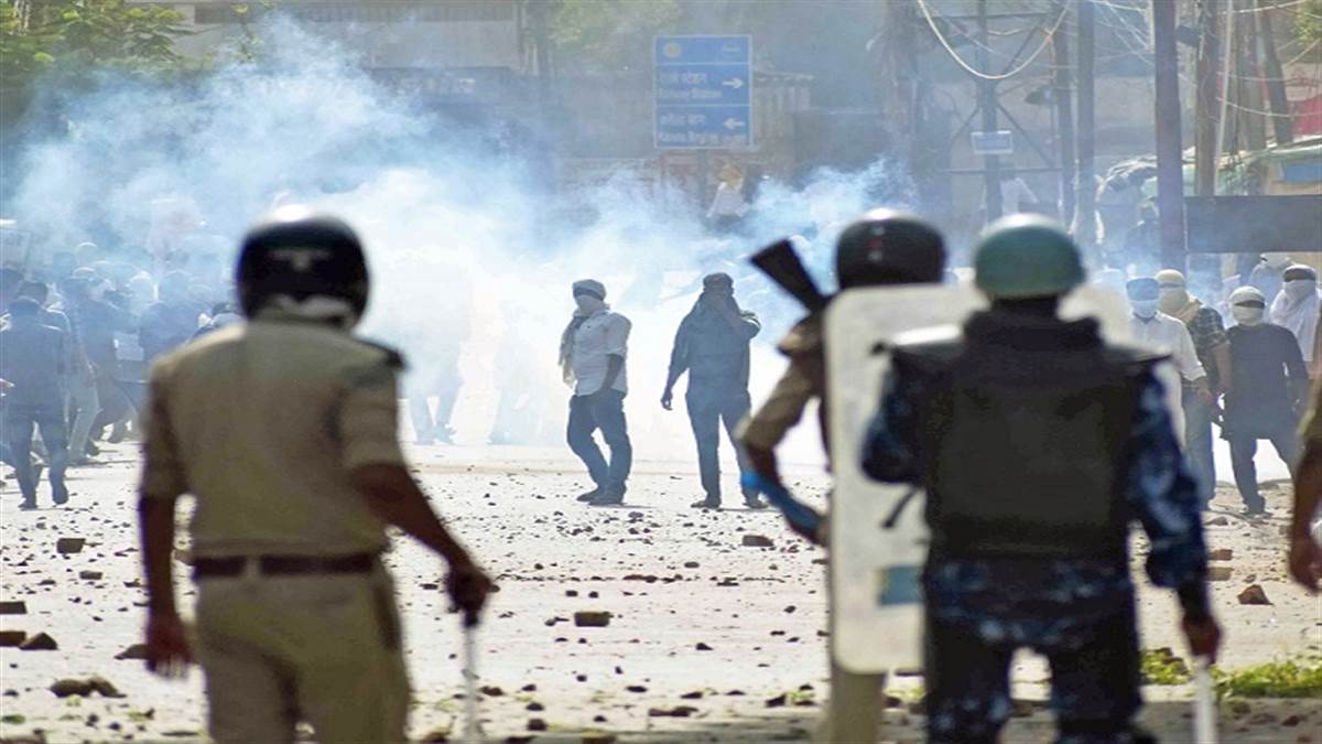 Violence In UP: यूपी में ह‍िंंसा भड़काने वालों पर चौथे द‍िन भी पुल‍िस की कार्रवाई जारी