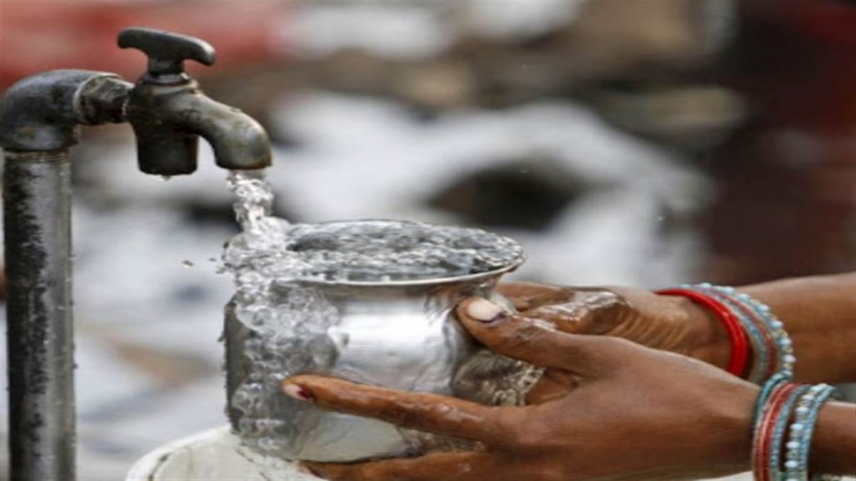 दिल्ली के कई इलाकों में हो रही पानी कि किल्लत।