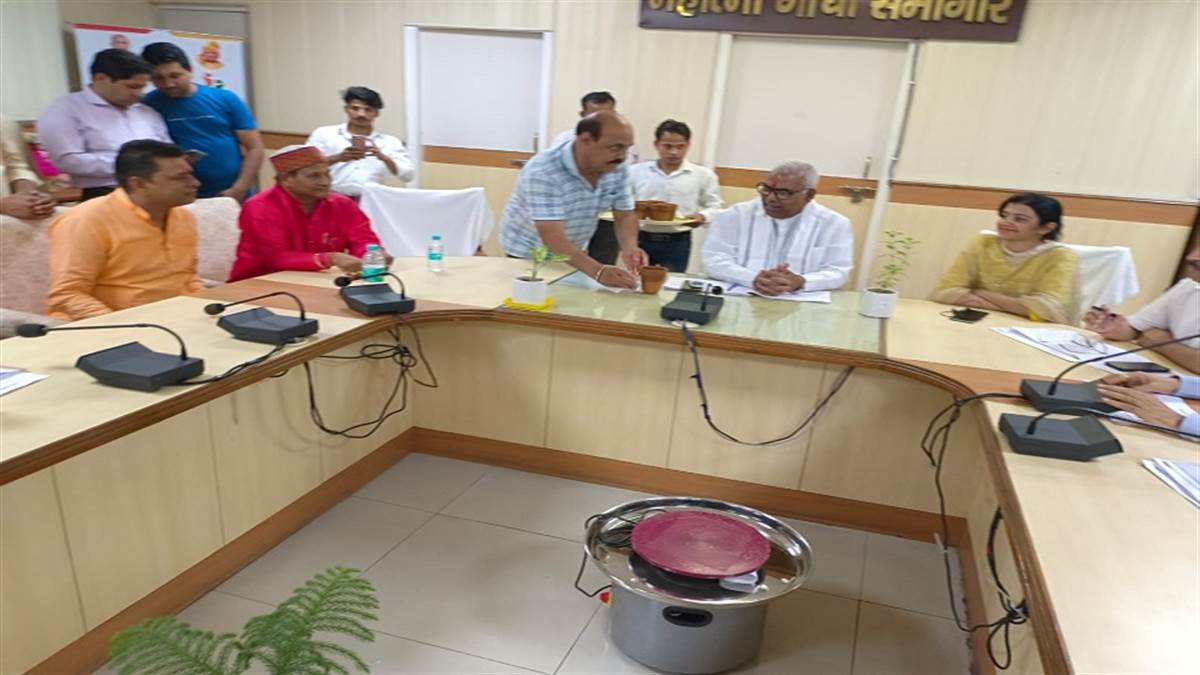 ncr up mati kala board president om prakash gola prajapati expressed displeasure over plastic bottle being given to water