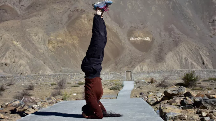 International Yoga Day 2023: शरीर के साथ स्किन और बालों के लिए फायदेमंद है शीर्षासन
