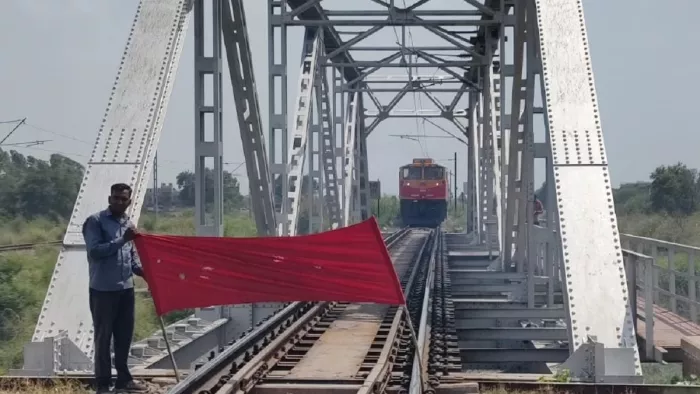 Fire On Railway Track: आग लगने के बाद रोकी गई ट्रेन