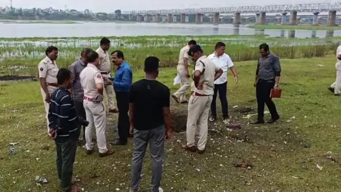 पटाखा विस्फोट घटने में हवालदार की मौत के बाद घटना स्थल पर जांच-पड़ताल करते कमिश्रेट पुलिस के आला अधिकारी