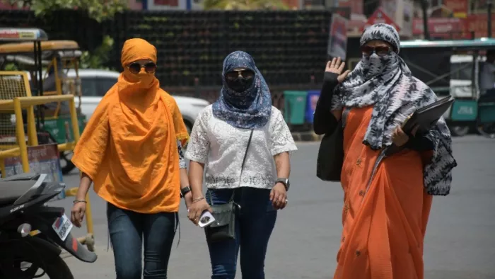 प्रयागराज के सिविल लाइंस में तेज धूप से बचने के लिए इस तरह चेहरे को ढककर जाते लोग। जागरण