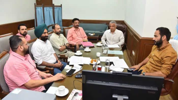 AAP सांसद गुरमीत सिंह मीत हेयर अधिकारियों के साथ बैठक करते हुए