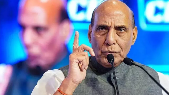 रक्षा मंत्री ने आइएनएस जलाश्व का दौरा कर पूर्वी नौसैनिक कमान की तैयारी परखी। (फाइल फोटो)