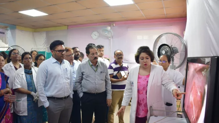 सर्वाइकल प्री कैंसर के एक मरीज की जांच की रिपोर्ट को टीवी स्क्रीन पर समझाते हुई डा. भारती कश्यप