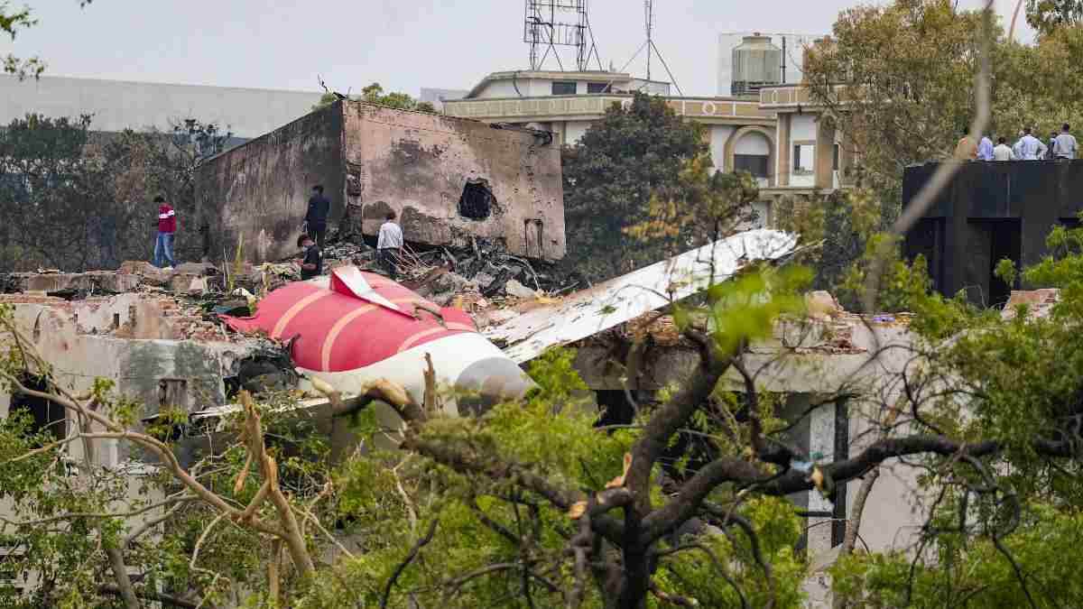 https://www.jagranimages.com/images/newimg/14062025/14_06_2025-ahmedabad_plane_crash_1_23963636.jpg