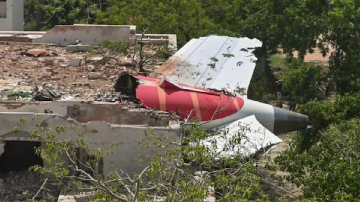Ahmedabad Plane Crash एयर इंडिया पर मुआवजे को लेकर धमकाने का आरोप! मृतकों के परिवारों का दर्द छलका&Quot; 6 Air India Crash: अहमदाबाद दुर्घटना में जान गंवाने वाले यात्रियों के परिजनों को एअर इंडिया देगा 25 लाख रुपये, टाटा समूह के मुआवजे से अलग है यह रकम - Air ...