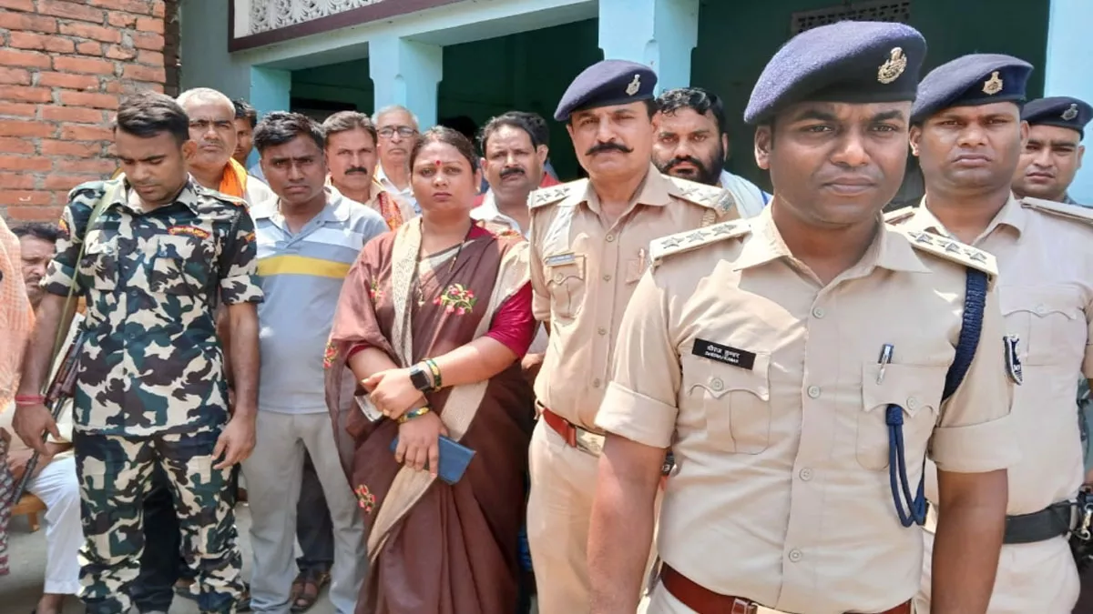 बिहार के बक्सर में धारदार हथियार मारकर अधेड़ की हत्या, घर में सीढ़ियों के नीचे मिला शव