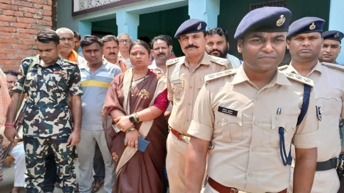 हत्या की सूचना मिलने पर जांत के लिए पहुंची पुलिस।