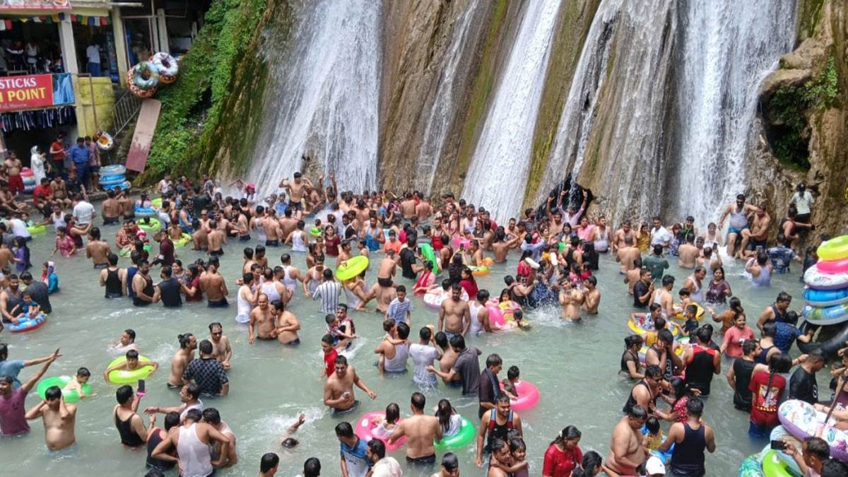 tehari garhwal news tourists flock to kempty falls to escape heat