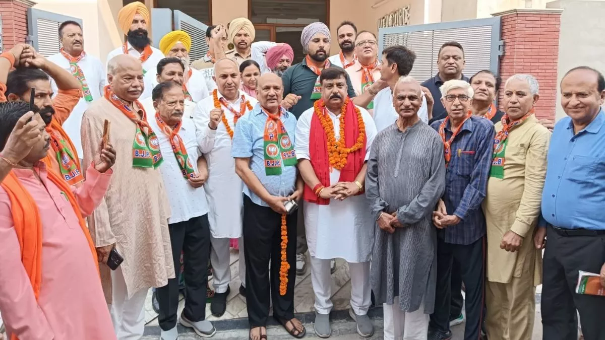 लुधियाना पश्चिम उपचुनाव: जीवन गुप्ता ने किया डोर-टू-डोर प्रचार, हरियाणा के CM ने गोपाल नगर में मांगे वोट