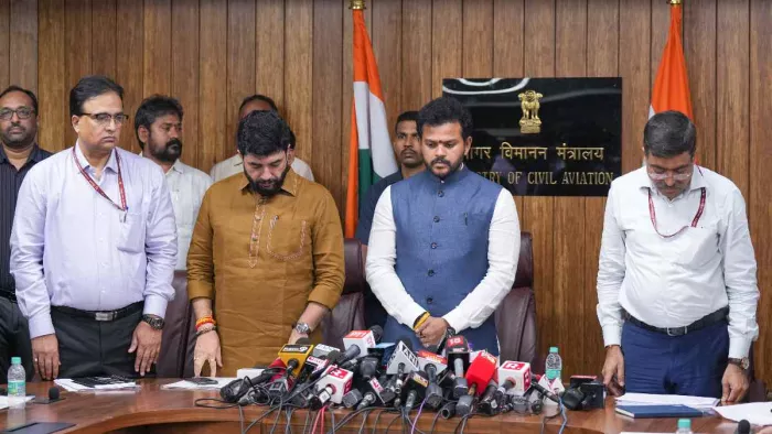नागरिक उड्डयन मंत्रालय के सचिव समीर कुमार सिन्हा ने की प्रेस कॉन्फ्रेंस। फोटो- पीटीआई