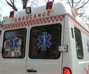 खाट में लादकर एम्बुलेंस तक पहुंचायी गयी गर्भवती महिला