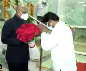 Jharkhand News, Governor Ramesh Bais मुख्&zwj;यमंत्री हेमंत सोरेन ने मंत्रिमंडल के सदस्&zwj;यों के साथ एयरपोर्ट पर राज्&zwj;यपाल की अगवानी की।