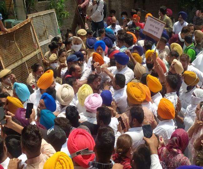 Akalis stage dharna outside