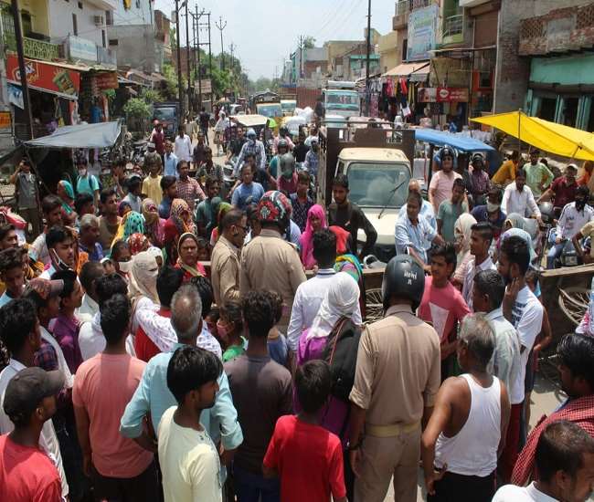 देहलीगेट क्षेत्र के खैर रोड स्थित नगला मेहताब में जलभराव के विरोध में लोगों ने लगाया जाम।