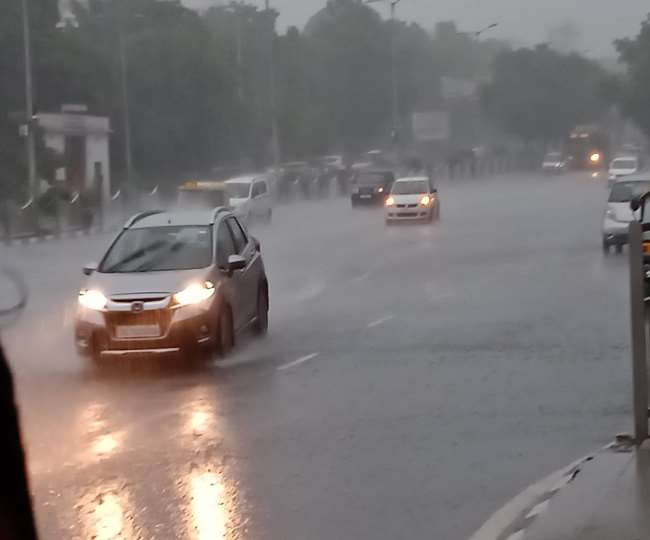 Delhi Weather News Update: घने बादलों से बुधवार दोपहर में छा गया अंधेरा, दिल्ली-एनसीआर कई इलाकों में बारिश