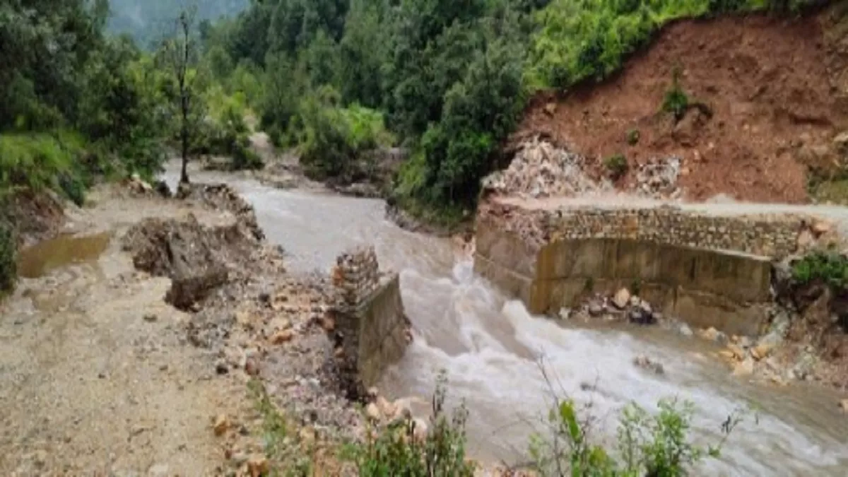 Uttarakhand Weather Update : तवाघाट-लिपुलेख मार्ग पद दरका पहाड़, तीन दर्जन से अधिक वाहन उच्च हिमालय में फंसे
