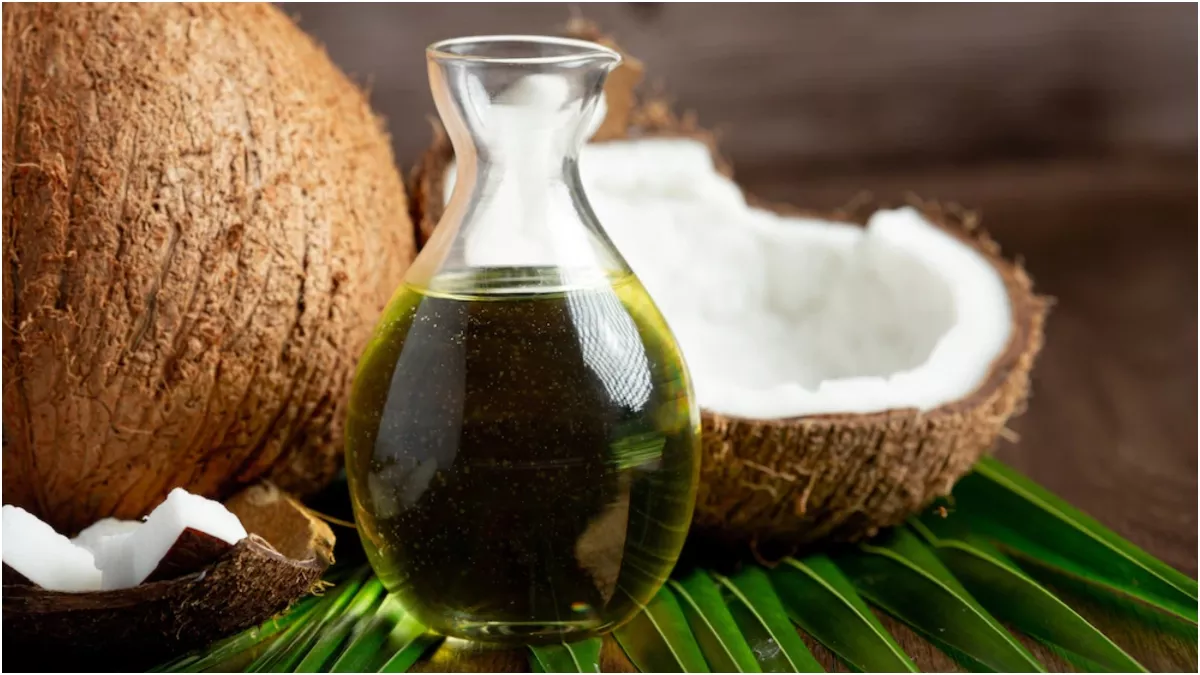 Coconut Oil: जादुई चीज़ है नारियल का तेल, स्किन की ये सारी समस्याएं हो सकती  हैं दूर - 5 Ways To Use Coconut Oil For Skin Problems nariyal ka tel lagane  ke fayde