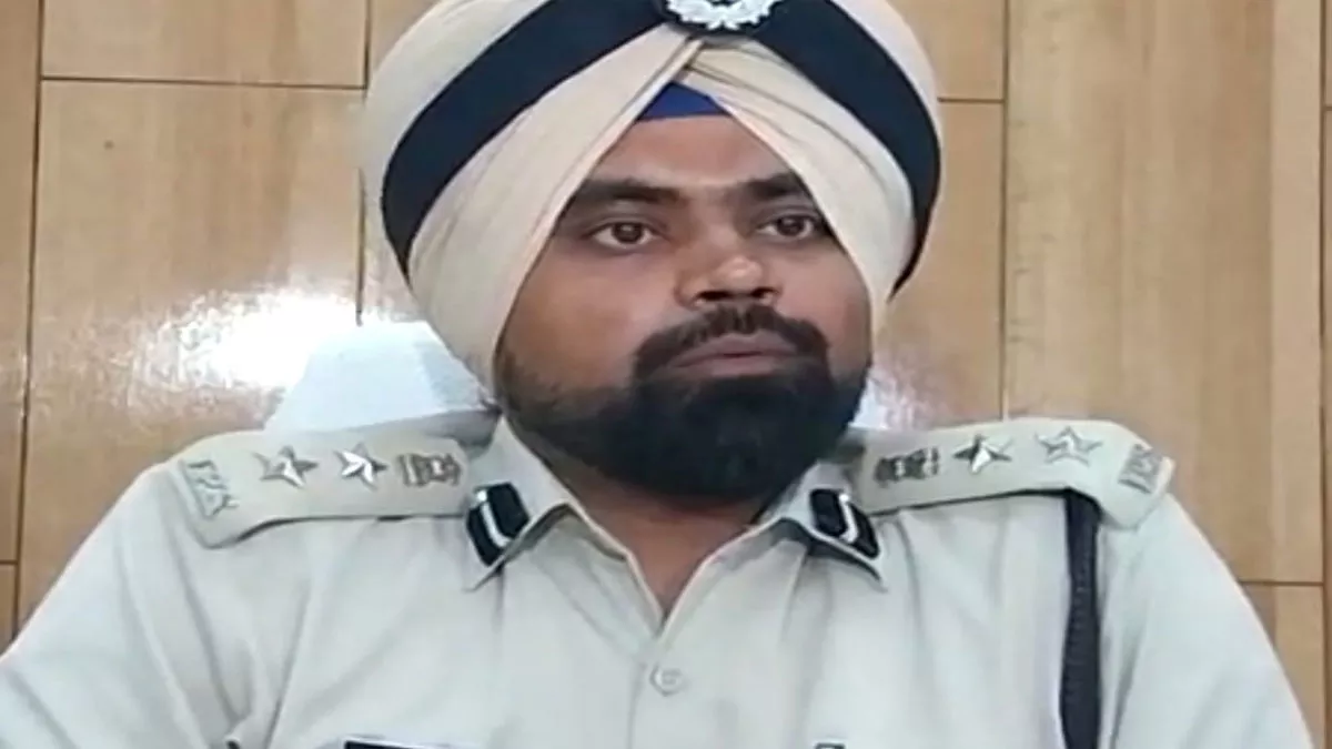 आतंकियों से आरएसएस की तुलना कर बुरे फंसे पटना के एसएसपी, बीजेपी ने बताया जिहादियों का समर्थक - Patna's SSP MD Dhillon in trouble as he compares RSS with terrorists, BJP terms