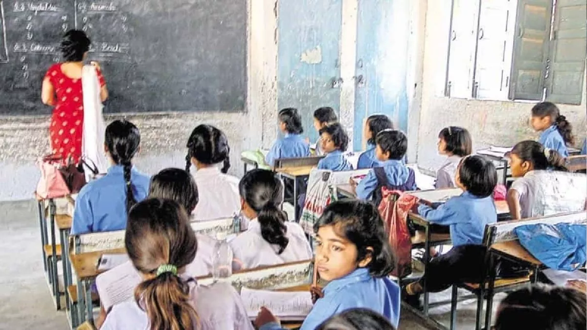 CM Yogi ने शिक्षा का स्तर सुधारने के लिए बनाई नई योजना, अधिकारी स्कूलों को गोद लेकर कराएंगे विकास