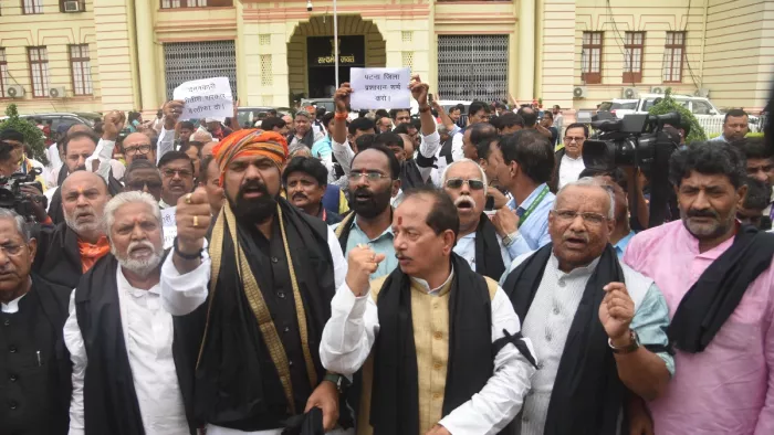BJP नेताओं ने काली पट्टी पहनकर विधानसभा परिसर में किया मार्च, सम्राट और विजय बोले- भाजपा नेताओं की हत्या...