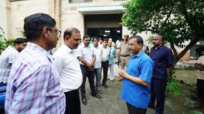 ओखला वाटर ट्रीटमेंट प्लांट का दौरा करने पहुंचे सीएम केजरीवाल।