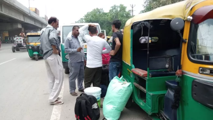Delhi Flood: बसों पर दिल्ली में प्रवेश पर रोक से यात्री हलकान, ऑटो रिक्शा वाले वसूल रहे डबल किराया