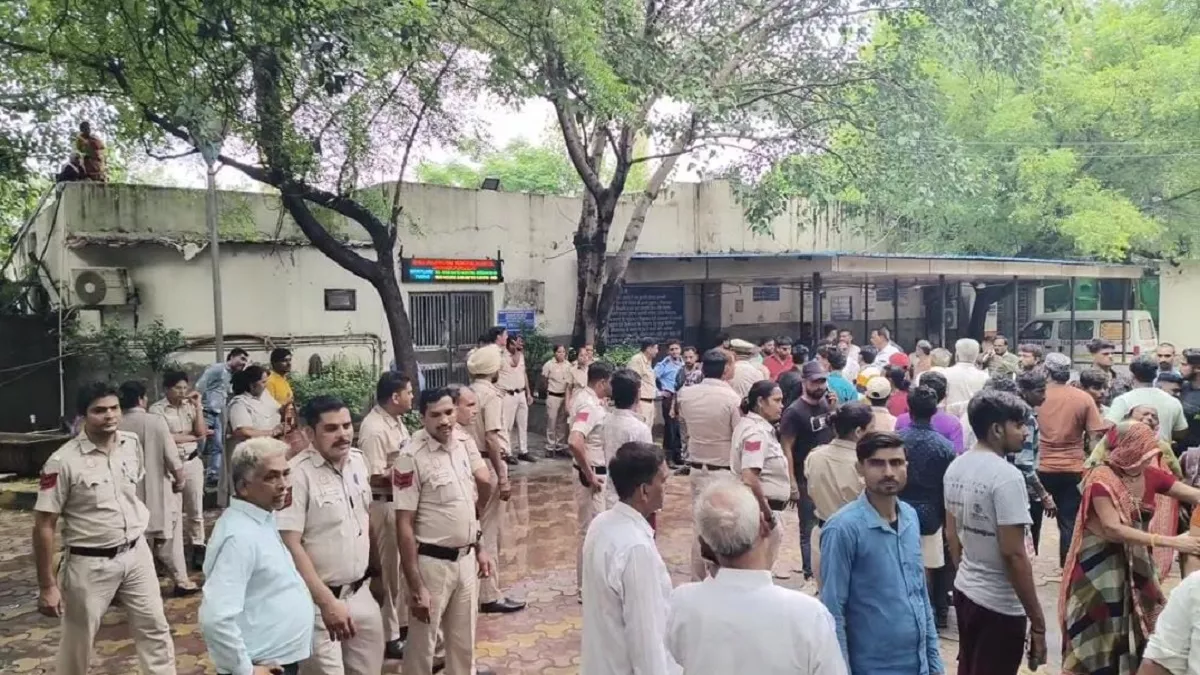 Delhi Flood: बाढ़ के बीच दिल्ली में बड़ा हादसा, मेट्रो निर्माण स्थल पर बने गड्ढे में डूबने से 3 बच्चों की मौत
