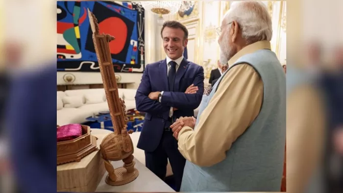 पीएम मोदी ने फ्रांस के राष्ट्रपति इमैनुएल मैक्रों को भेंट किया चंदन का सितार।