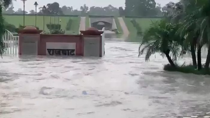 यमुना के बढ़ता जलस्तर राजघाट तक पहुंचा।