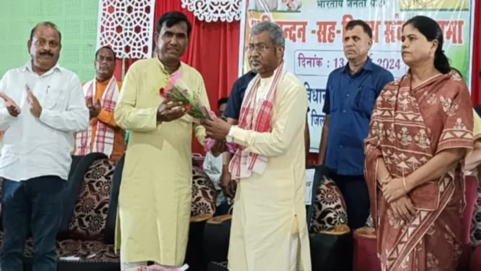 भाजपा नेता वीरेंद्र मंडल को सम्मानित करते बाबूलाल मरांडी। फोटो- जागरण