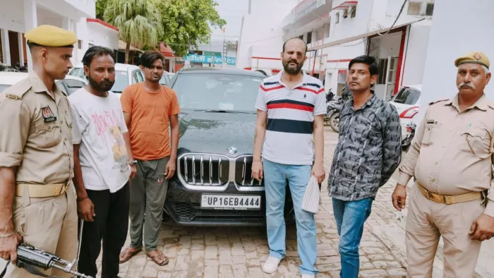 शिकोहाबाद पुलिस ने चार सट्टेबाजों को गिरफ्तार किया है।
