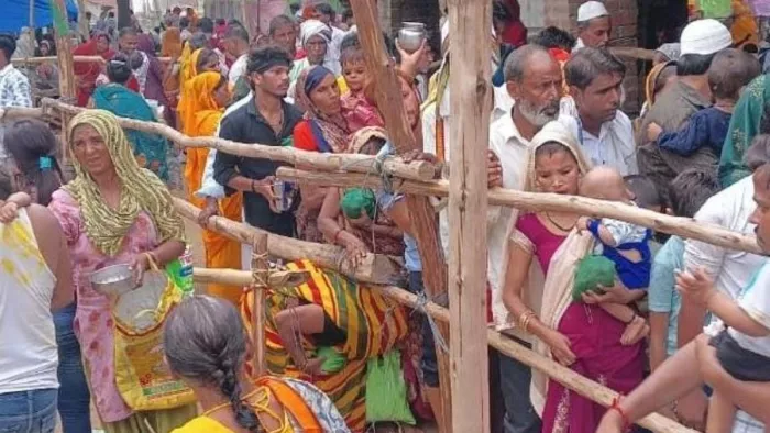 एटा: जलेसर में बड़े मियां की दरगाह पर शनि जात के लिए दरगाह के बाहर कतार में लगे लोग। जागरण