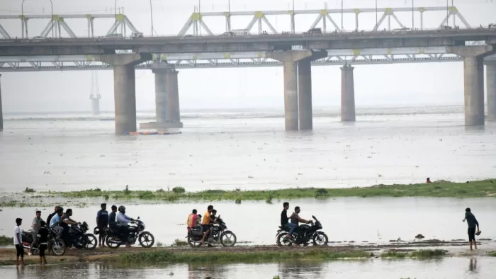 बढ़ रहा है पानी.... शनिवार को गंगा और यमुना में बढ़ते जलस्तर के दौरान इस तरह नजर आएं श्रद्वालु। जागरण