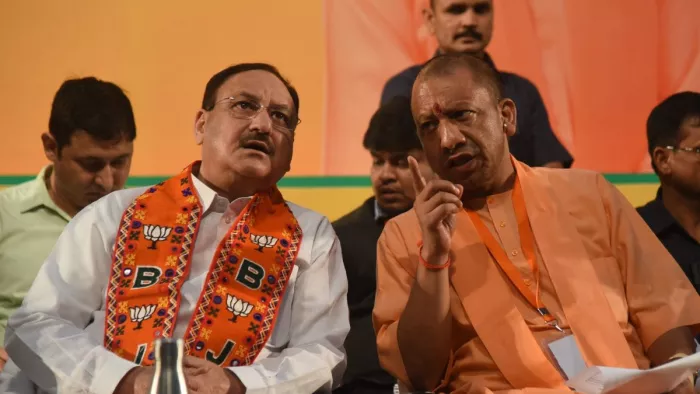 भाजपा प्रदेश कार्य समिति की बैठक में भाजपा अध्यक्ष जेपी नड्डा से बात करते मुख्यमंत्री योगी आदित्यनाथ। जागरण
