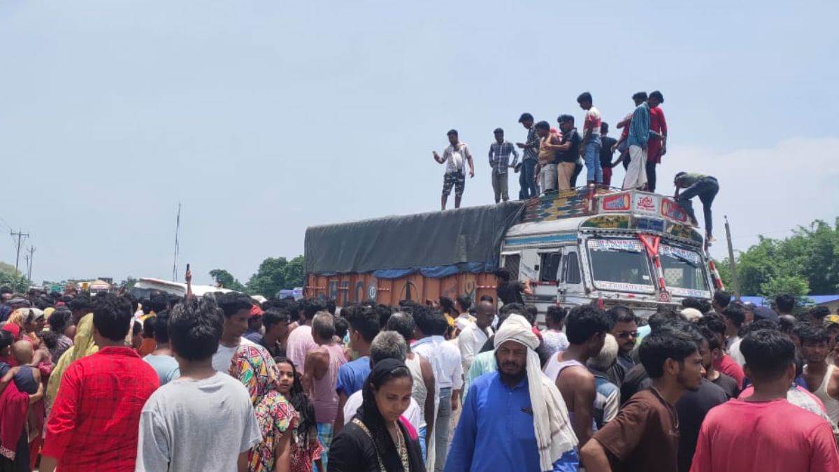 kishanganj road accident scorpio and truck collide in powakhali kishanganj bihar five killed eight injured