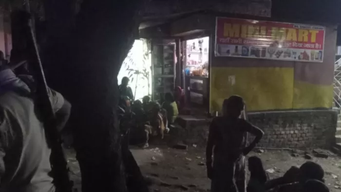 बाघा टील्हा गांव मे शनिवार की शाम एक किराना दुकानदार की गोली मार हत्या कर दी गई।