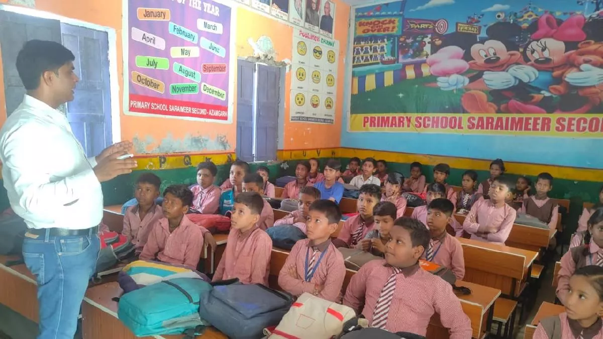 UP Schools: ऑनलाइन हाजिरी के बाद योगी सरकार का नया फरमान, स्मार्ट क्लास वाले टीचरों को देना होगा ये सबूत
