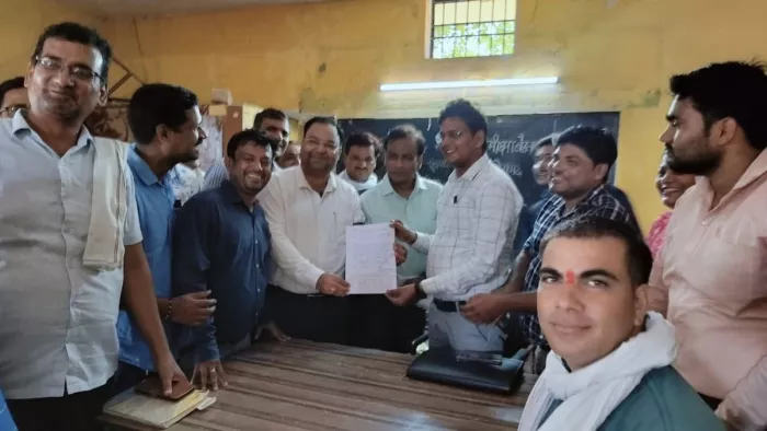 Agra News: खेरागढ़ बीईओ दीपक कुमार को सामूहिक इस्तीफा सौंपते शिक्षक संकुल। सौ. संस्था