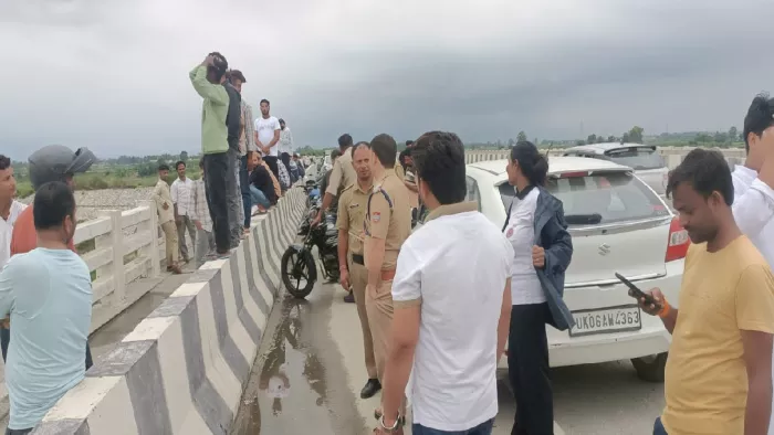 मसवासी के सुल्तानपुर पट्टी कोसी नदी पुल पर युवती के छलांग लगाने के बाद जमा भीड़ व पुलिस। जागरण