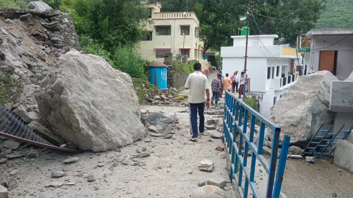 Uttarakhand News: देवप्रयाग में दरका पहाड़, दो आवासीय भवन क्षतिग्रस्त; पिता-पुत्र घायल
